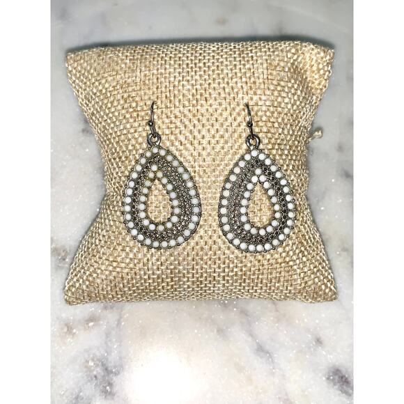 Silver Tone White Beaded Oval Teardrop Dangle Drop Earrings EUC - Picture 1 of 8